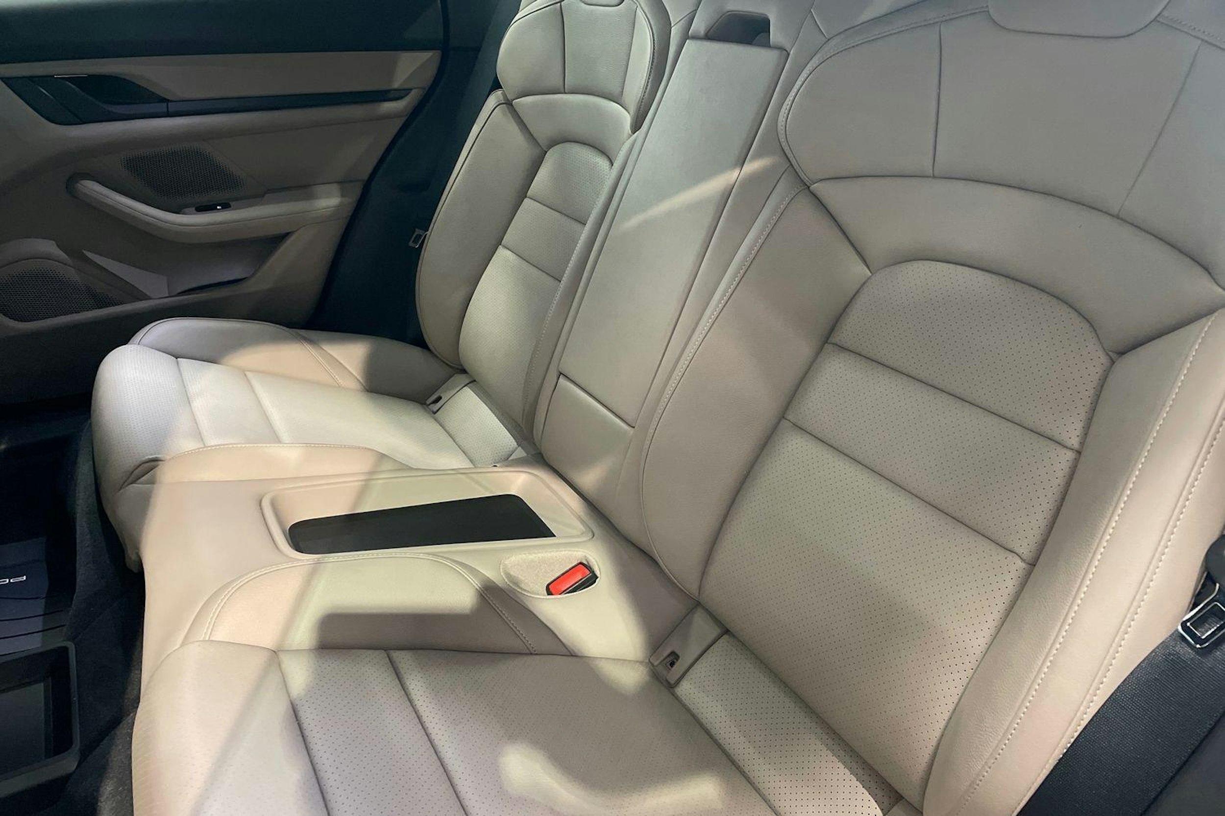 Punainen Porsche Taycan 2021 kuva 8.