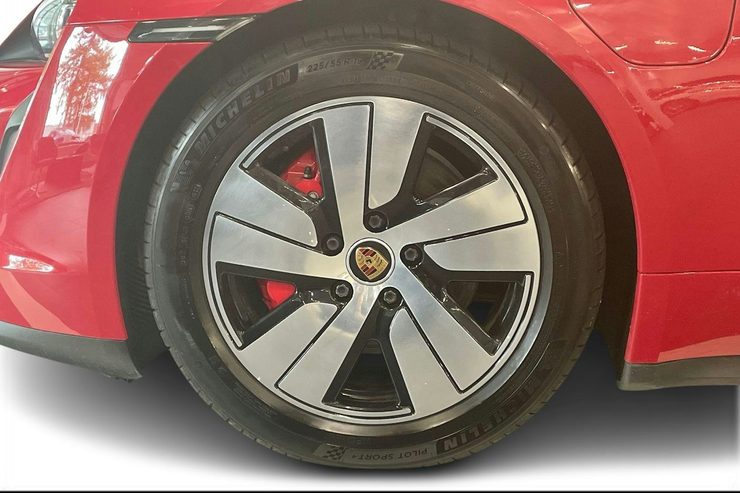Punainen Porsche Taycan 2021 kuva 9.