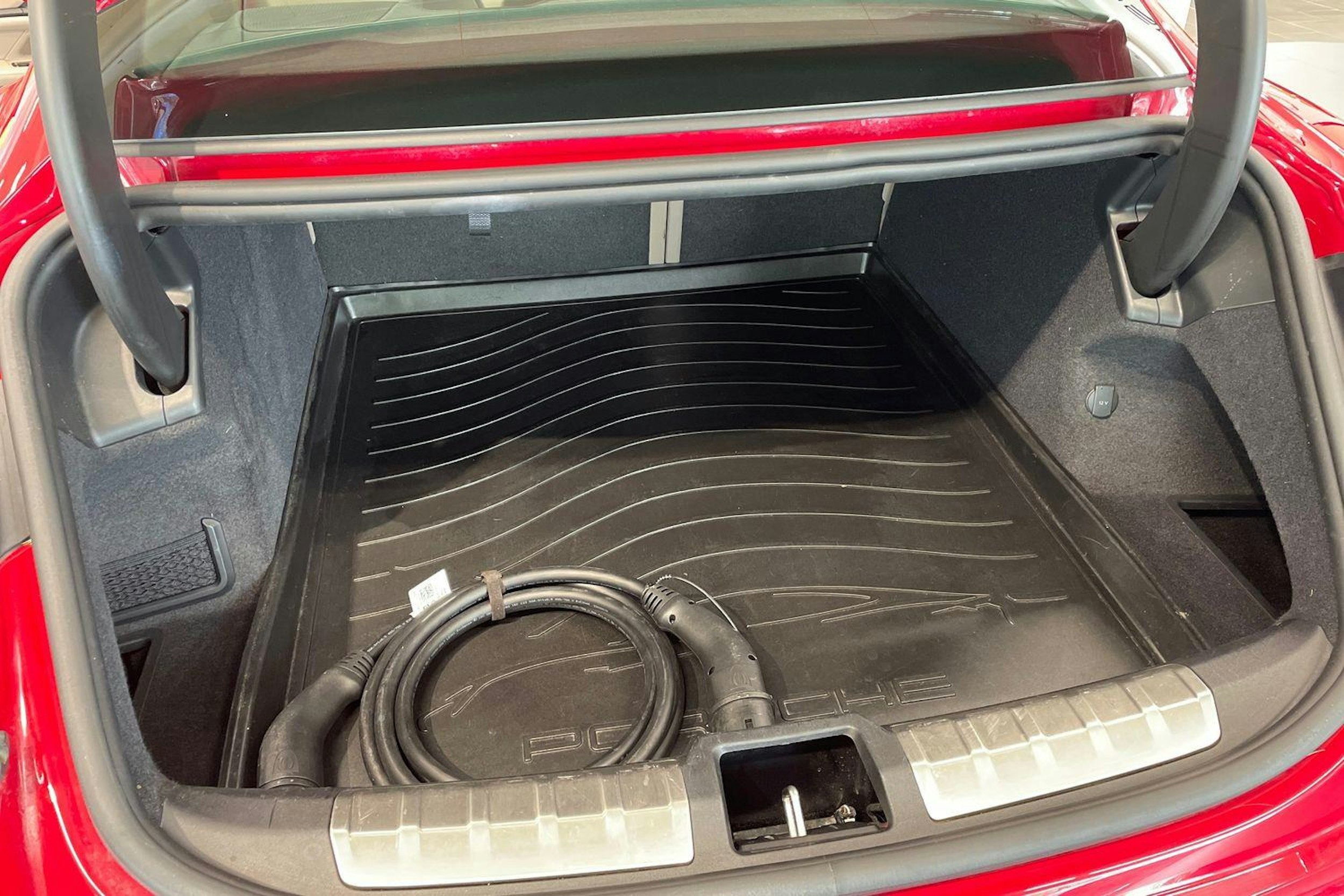 Punainen Porsche Taycan 2021 kuva 14.