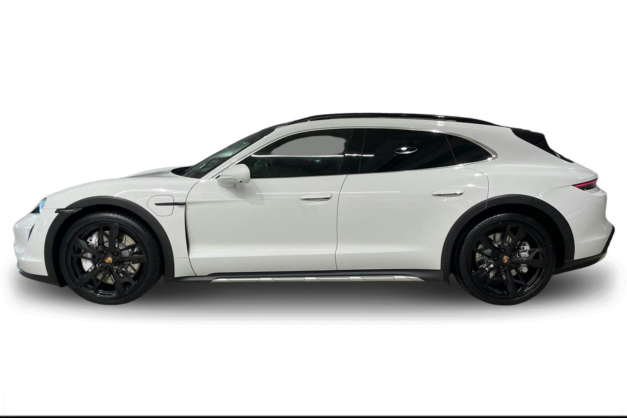 met. Valkoinen Porsche Taycan 2021 kuva 5.