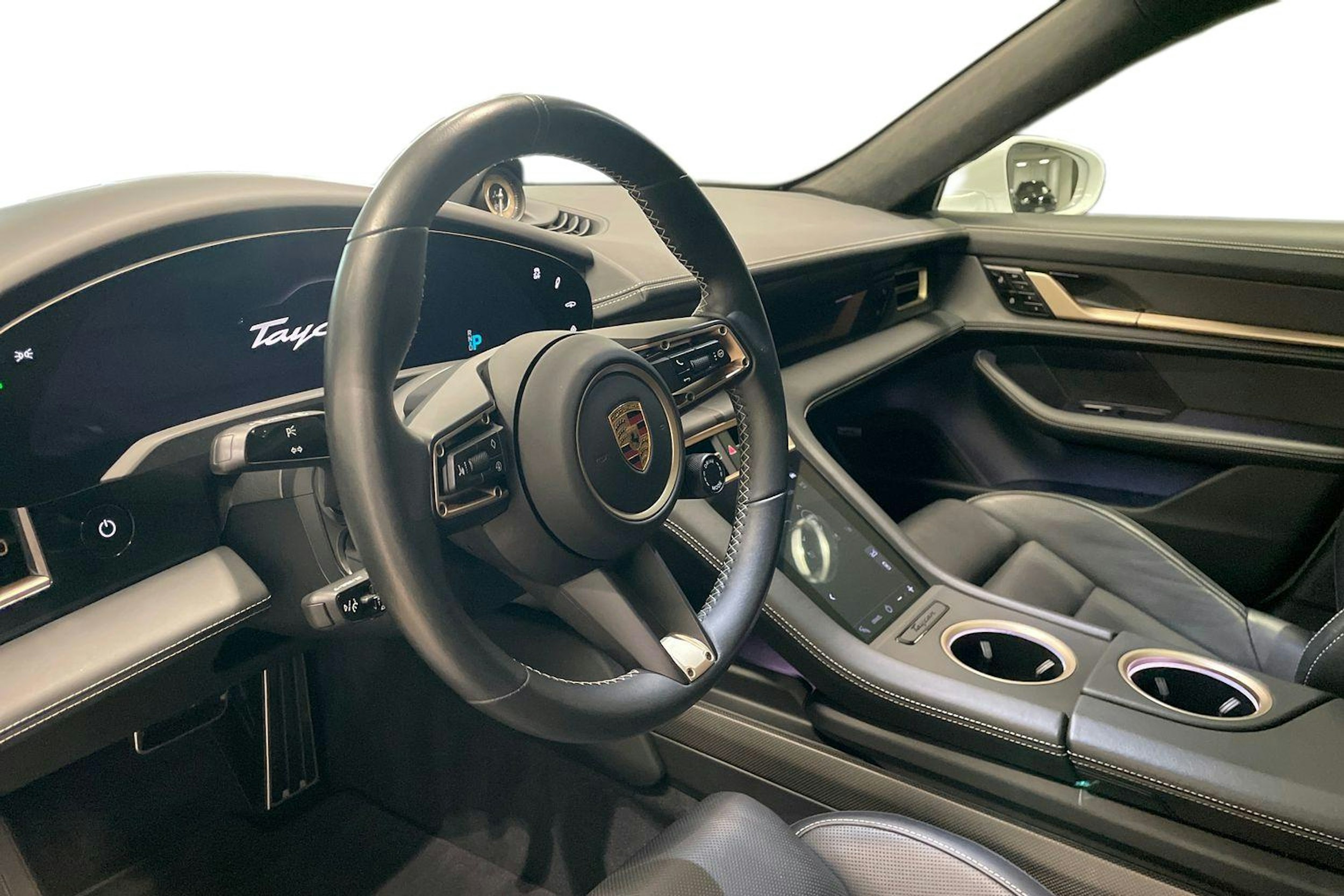 met. Valkoinen Porsche Taycan 2021 kuva 6.