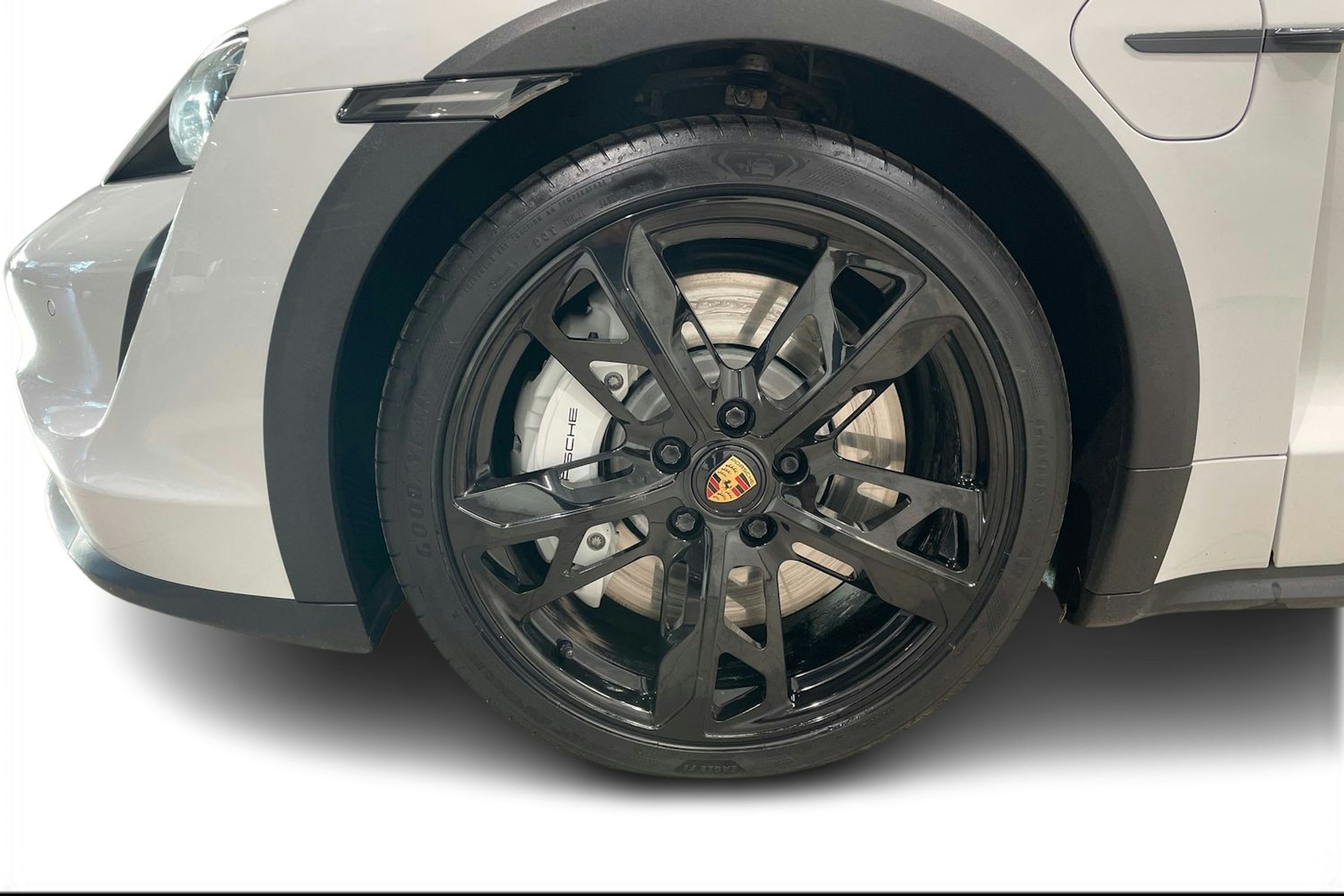 met. Valkoinen Porsche Taycan 2021 kuva 9.