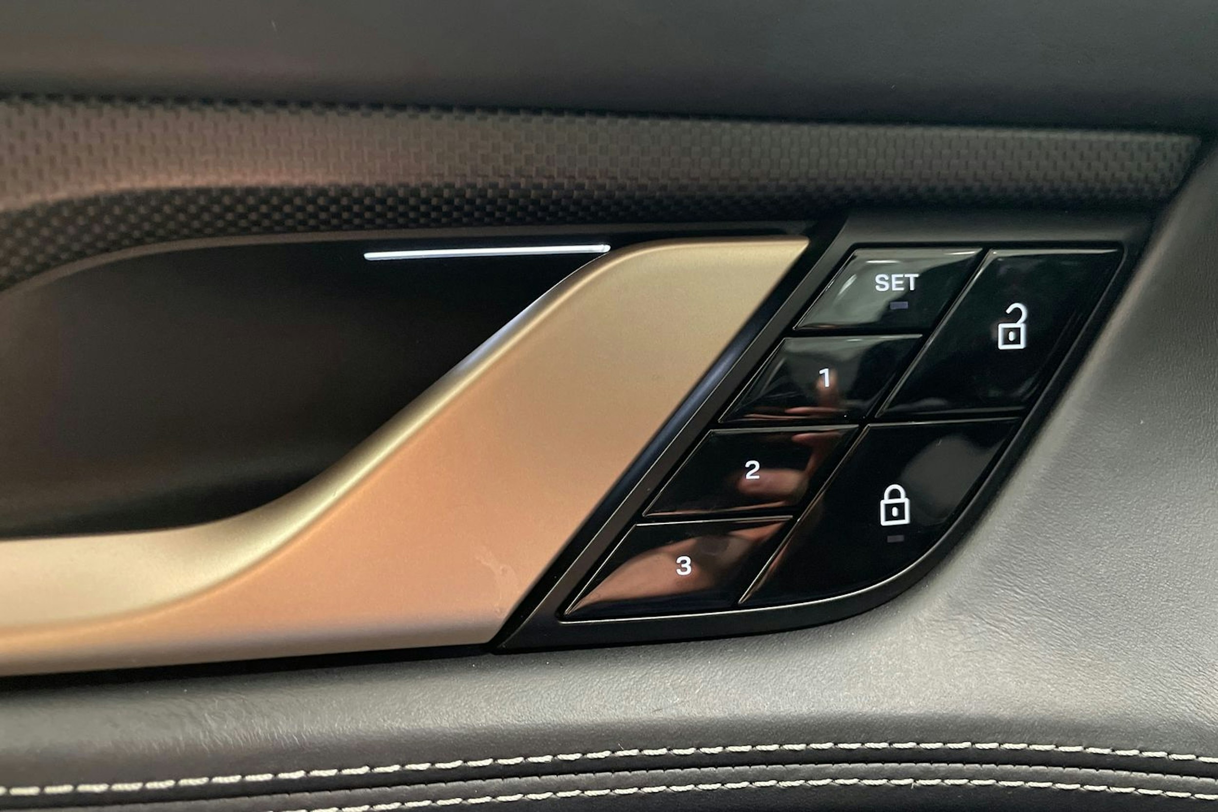 met. Valkoinen Porsche Taycan 2021 kuva 13.