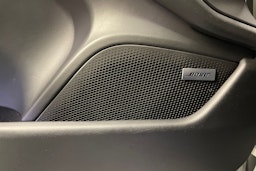 met. Valkoinen Porsche Taycan 2021 kuva 20.