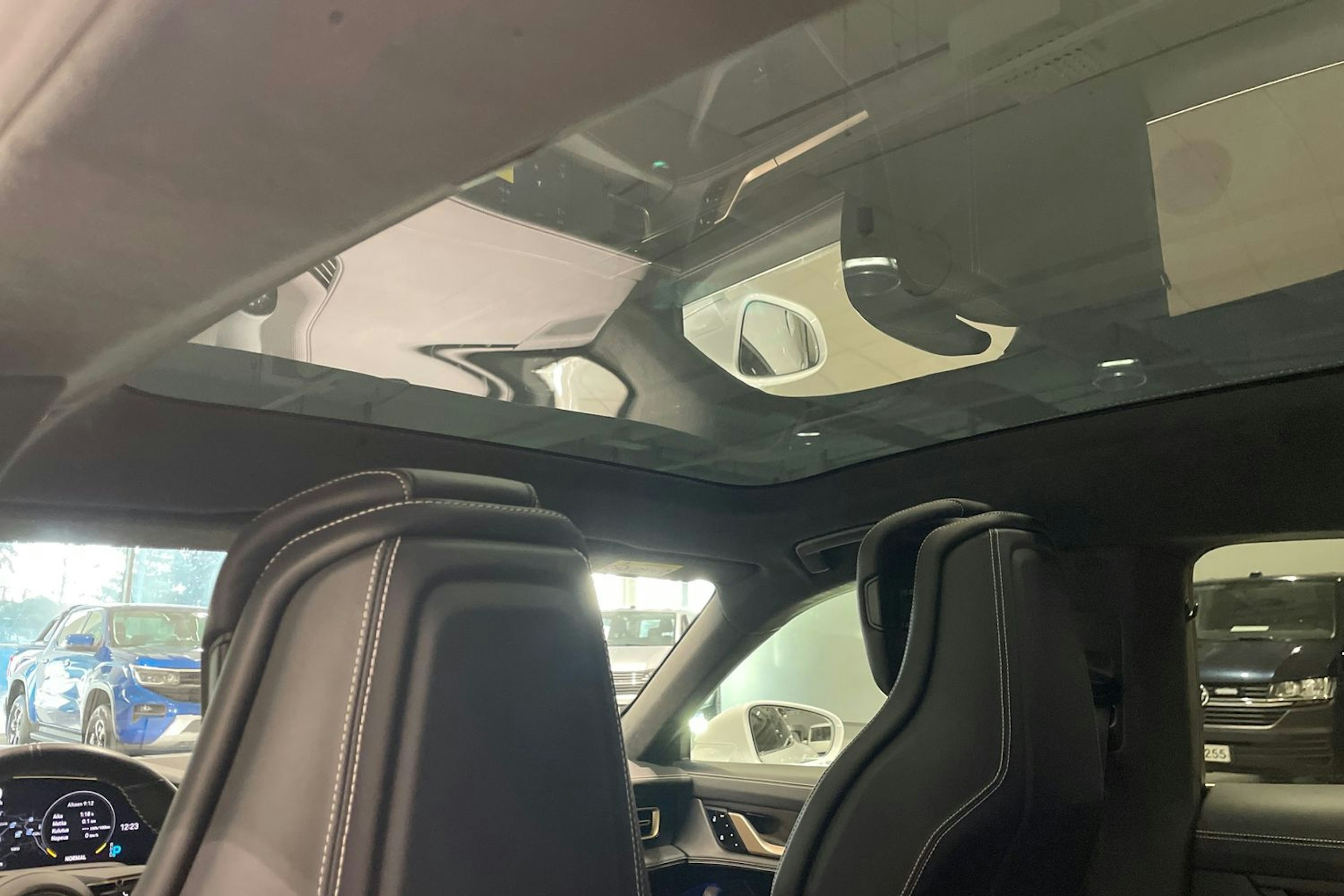 met. Valkoinen Porsche Taycan 2021 kuva 22.