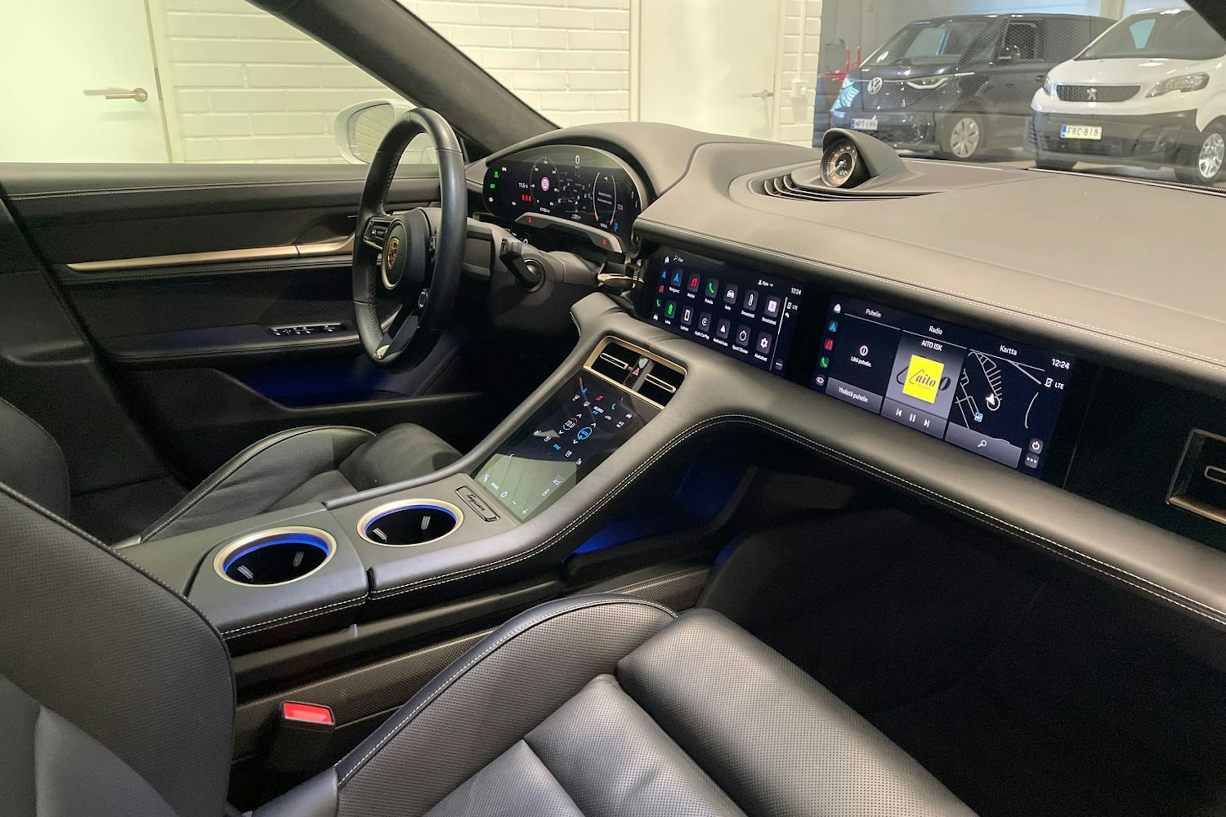 met. Valkoinen Porsche Taycan 2021 kuva 23.