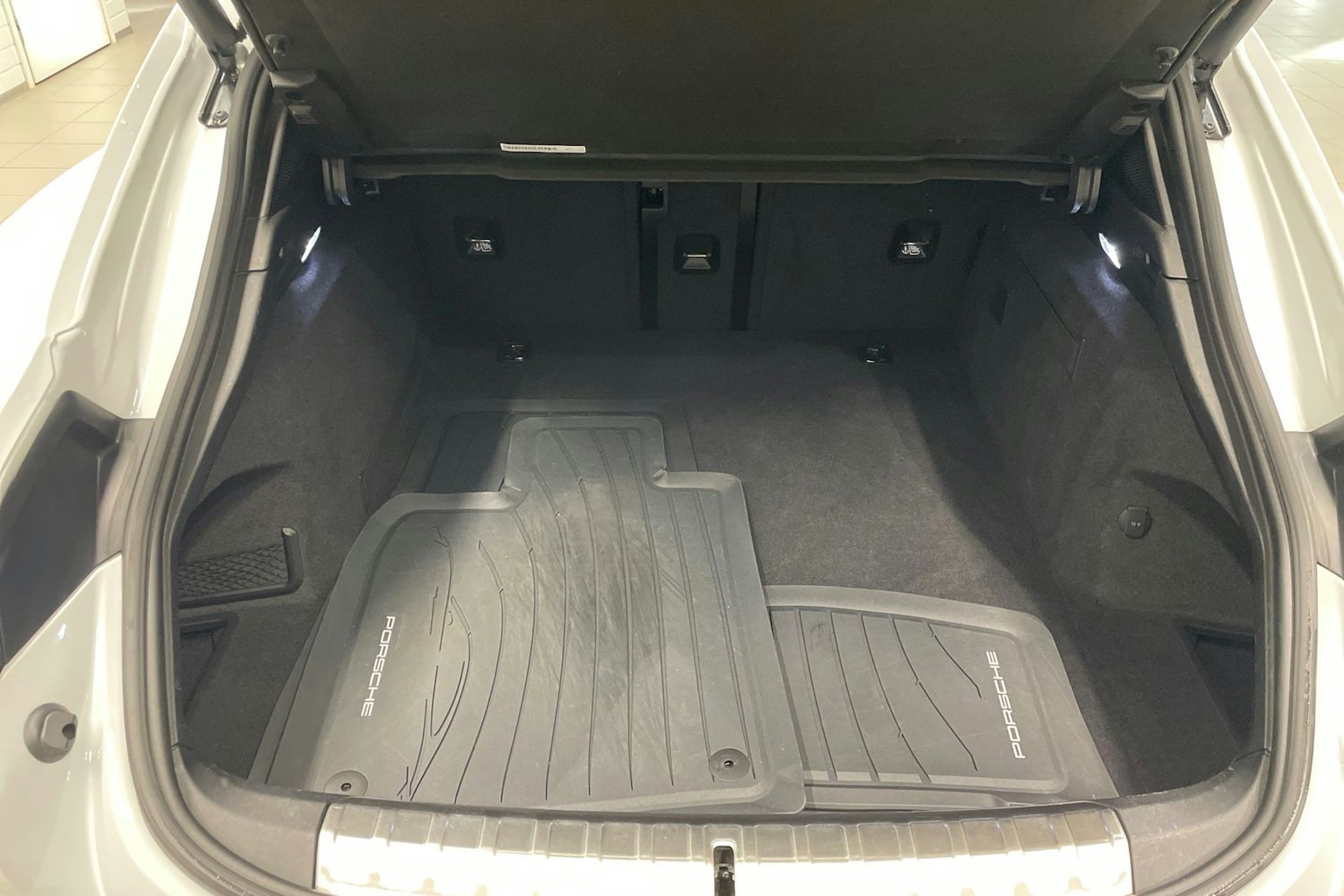 met. Valkoinen Porsche Taycan 2021 kuva 24.