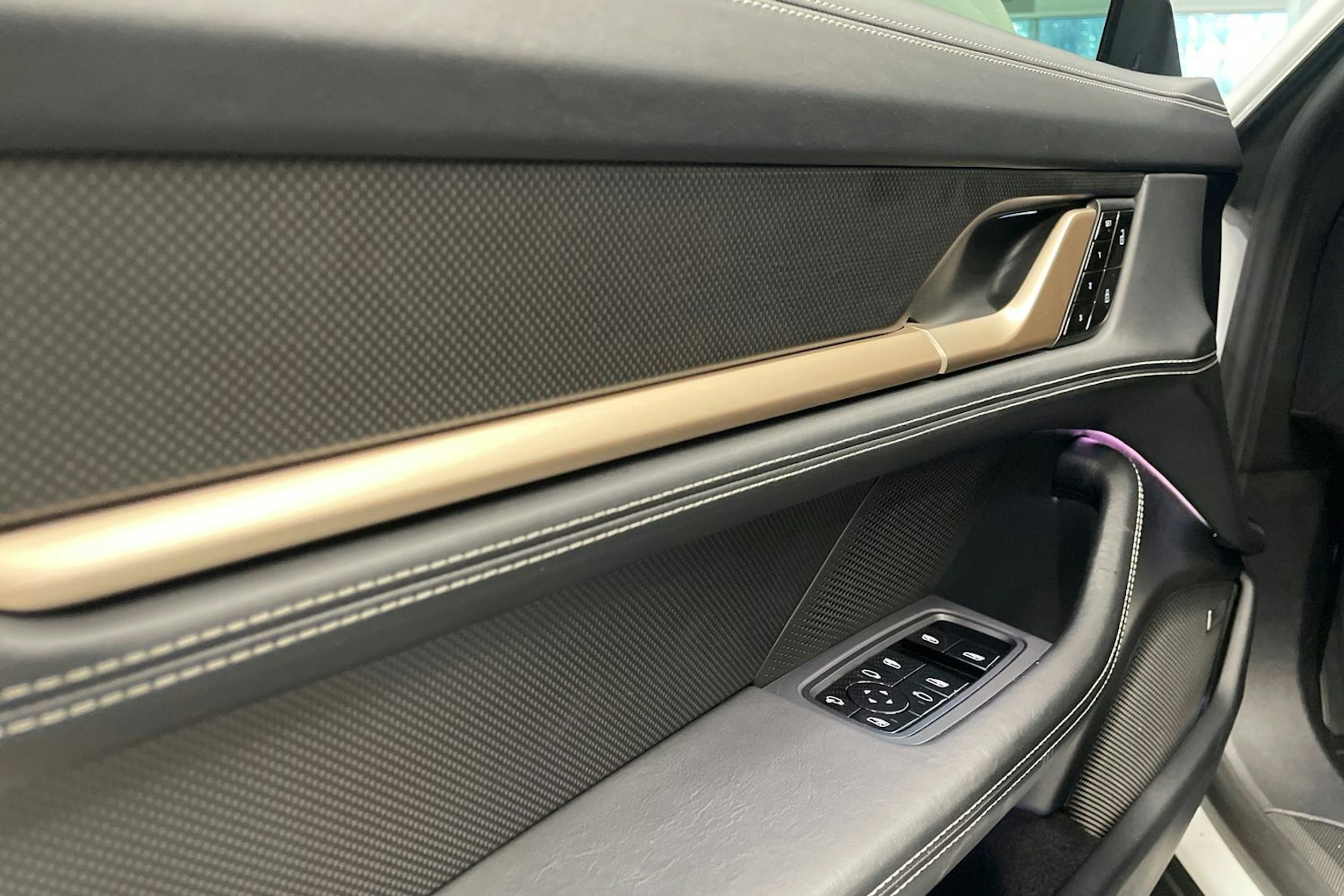 met. Valkoinen Porsche Taycan 2021 kuva 26.