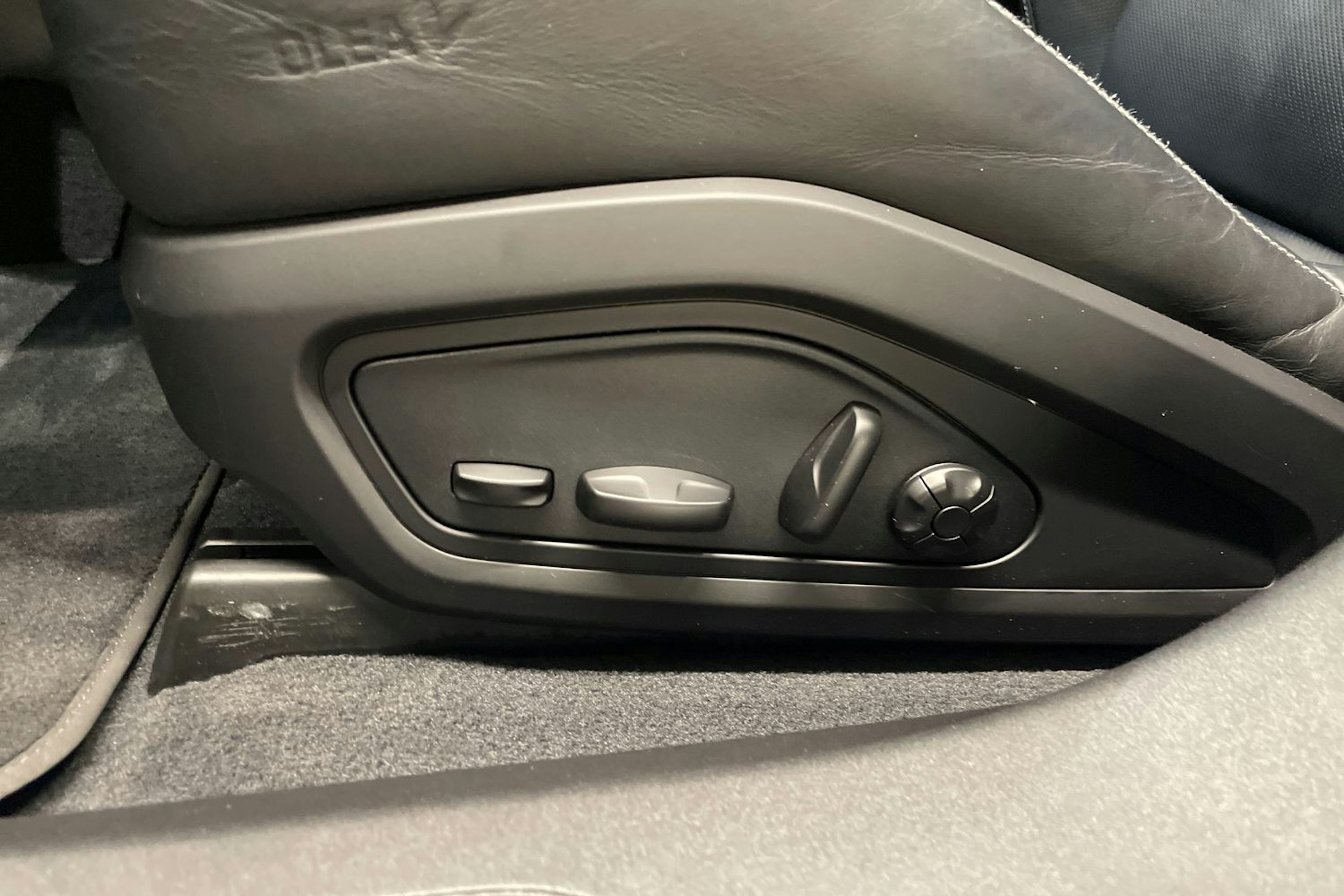 met. Valkoinen Porsche Taycan 2021 kuva 28.