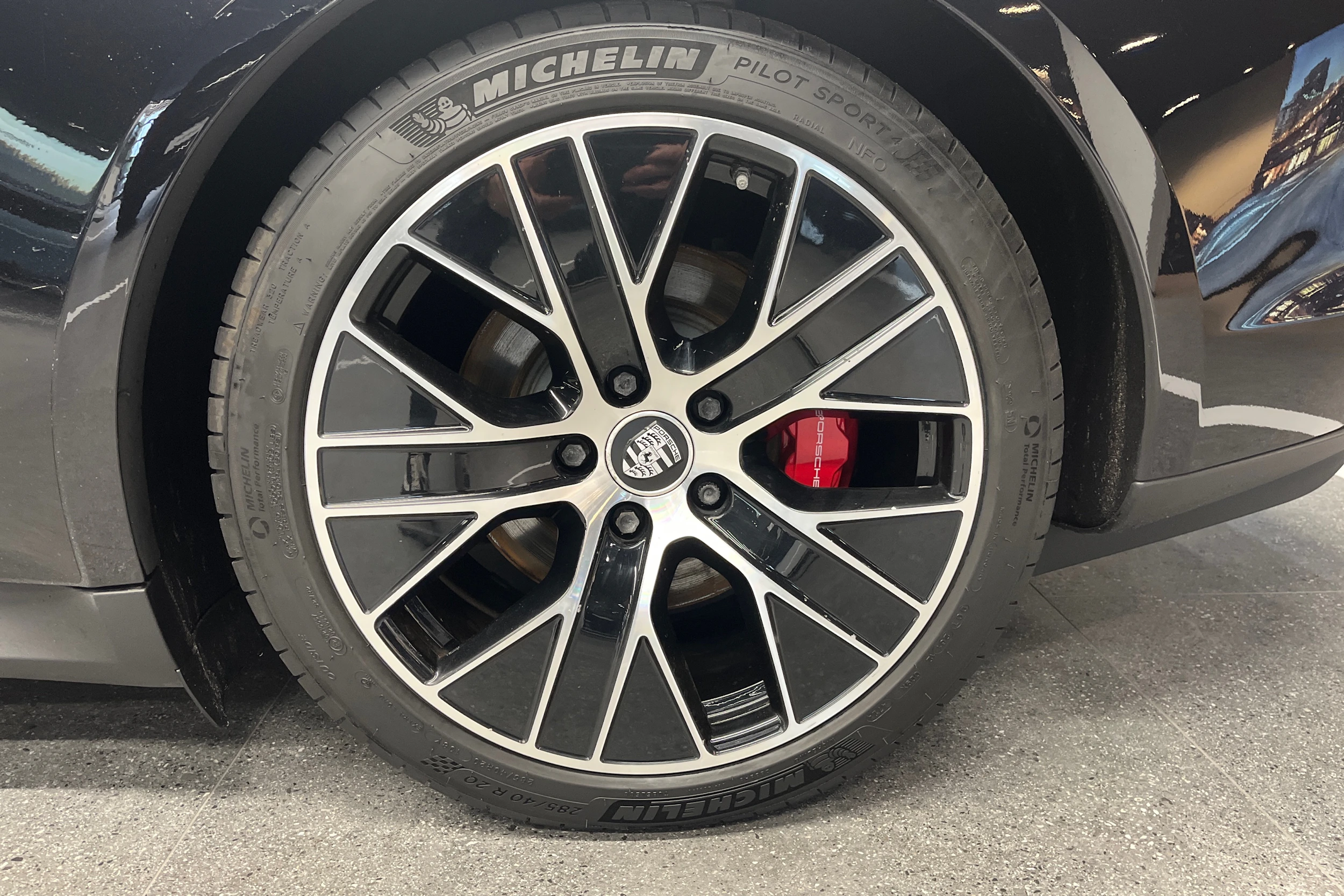 musta Porsche Taycan 2021 kuva 10.