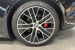 musta Porsche Taycan 2021 kuva 10.