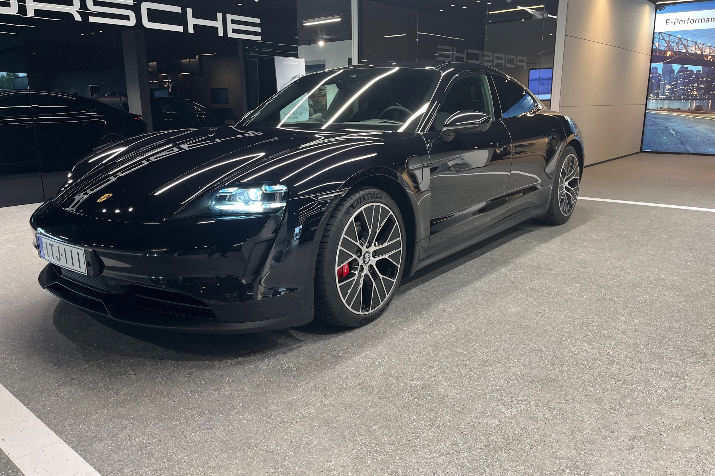 musta Porsche Taycan 2021 kuva 11.