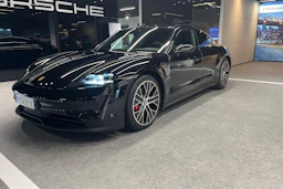 musta Porsche Taycan 2021 kuva 11.