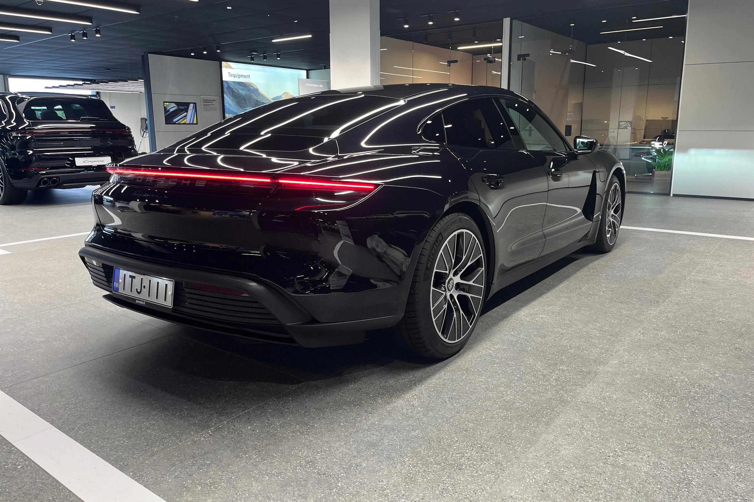 musta Porsche Taycan 2021 kuva 12.