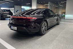 musta Porsche Taycan 2021 kuva 12.