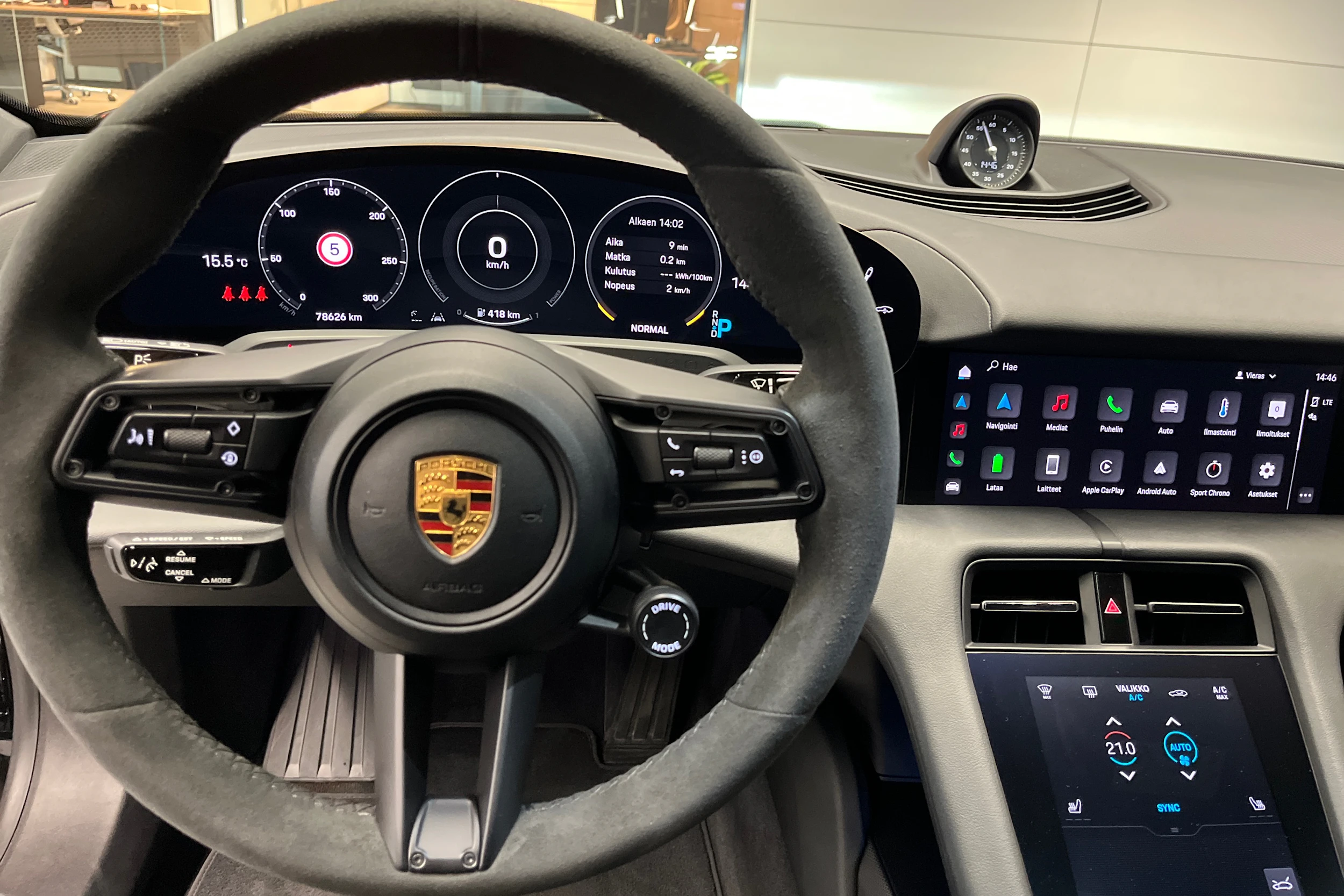 musta Porsche Taycan 2021 kuva 16.