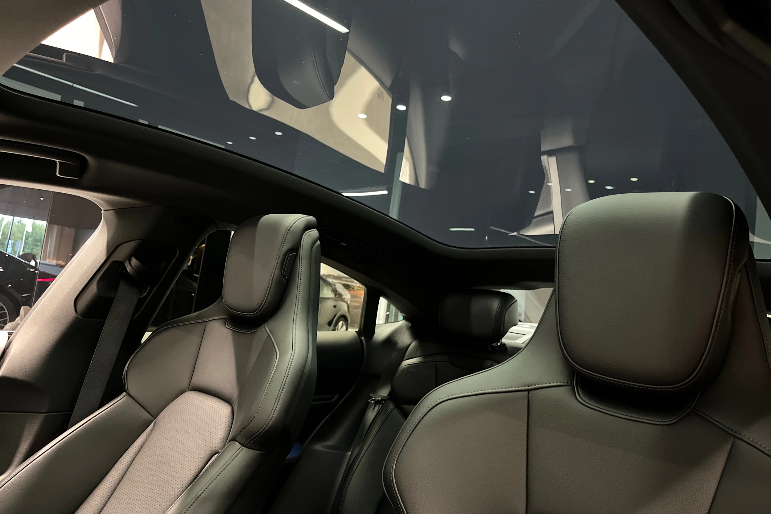 musta Porsche Taycan 2021 kuva 30.