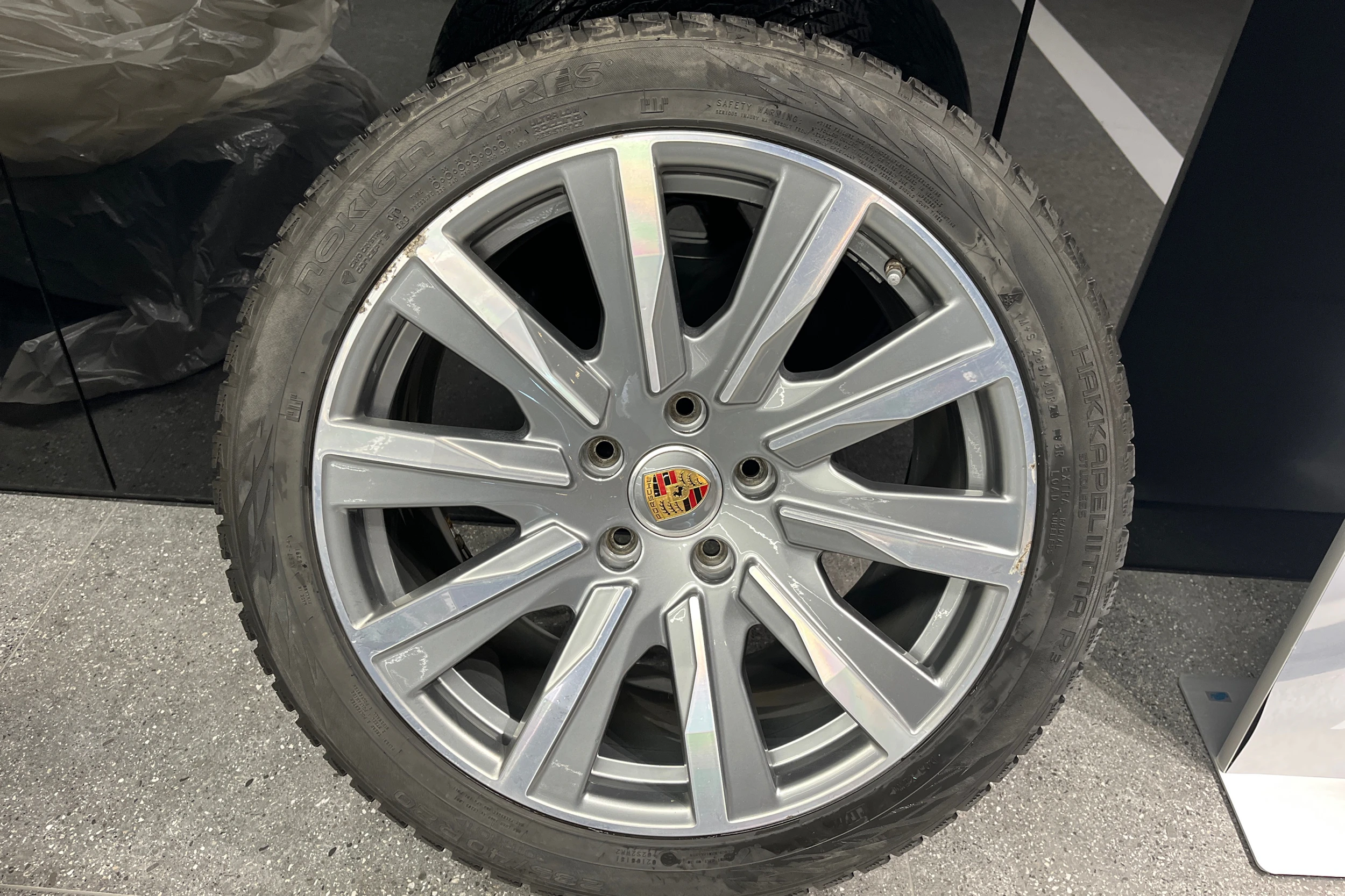 musta Porsche Taycan 2021 kuva 37.