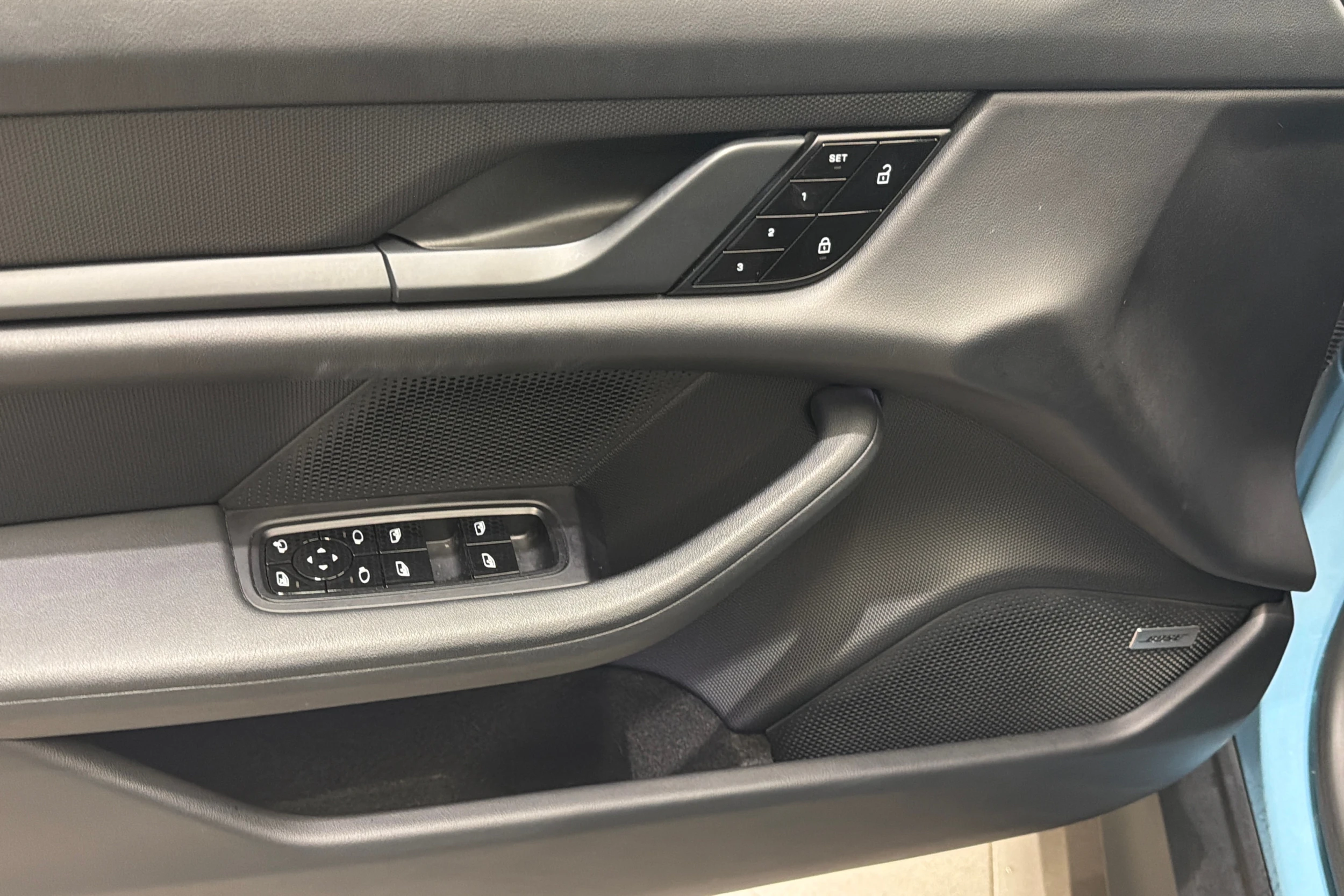 sininen Porsche Taycan 2021 kuva 14.
