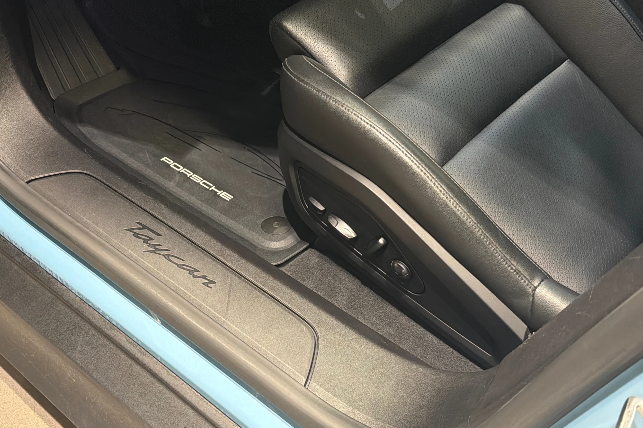 sininen Porsche Taycan 2021 kuva 16.