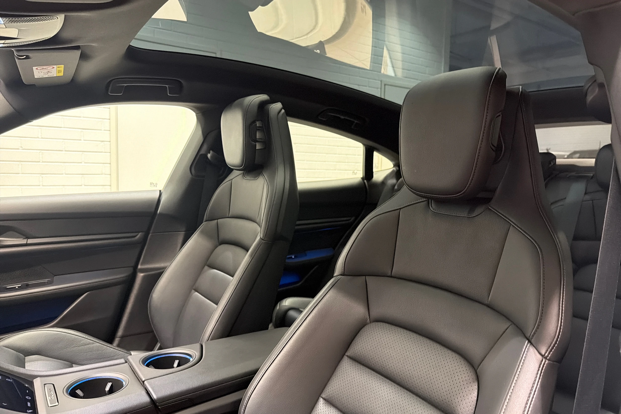 sininen Porsche Taycan 2021 kuva 18.