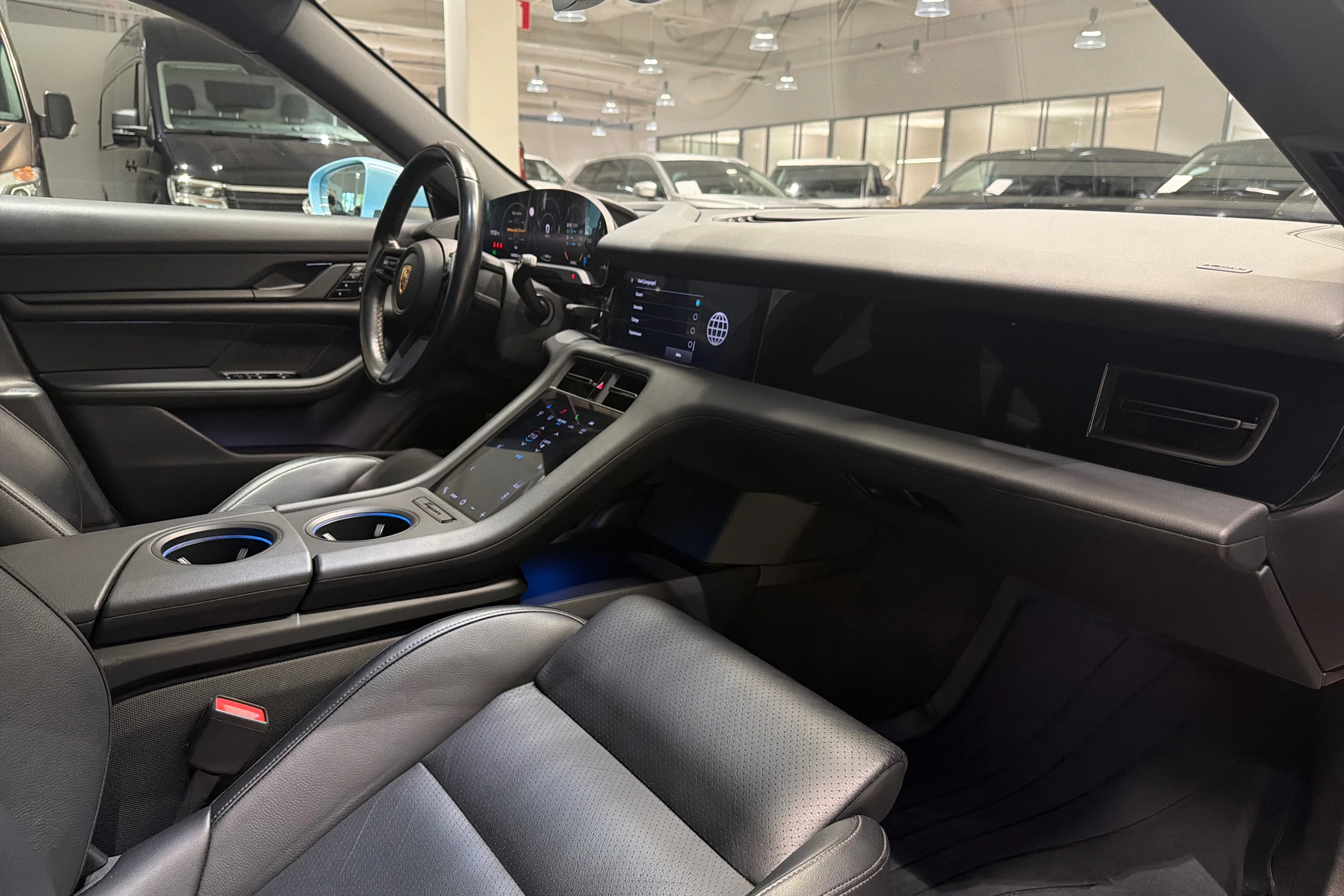 sininen Porsche Taycan 2021 kuva 19.