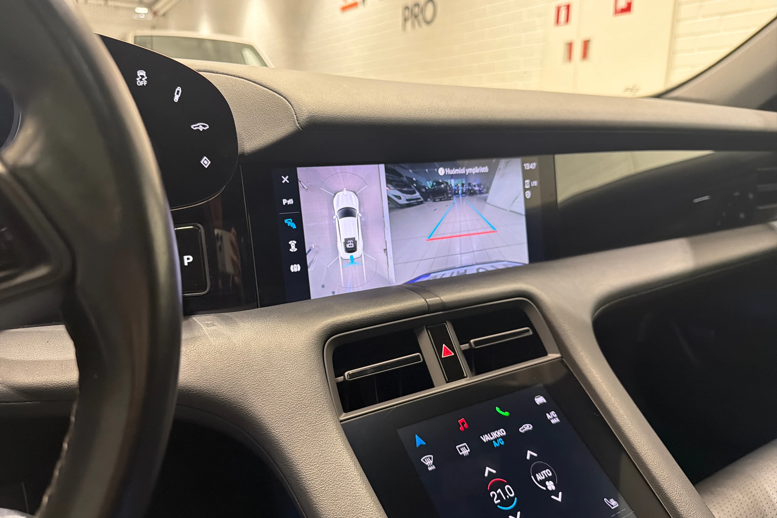 sininen Porsche Taycan 2021 kuva 24.