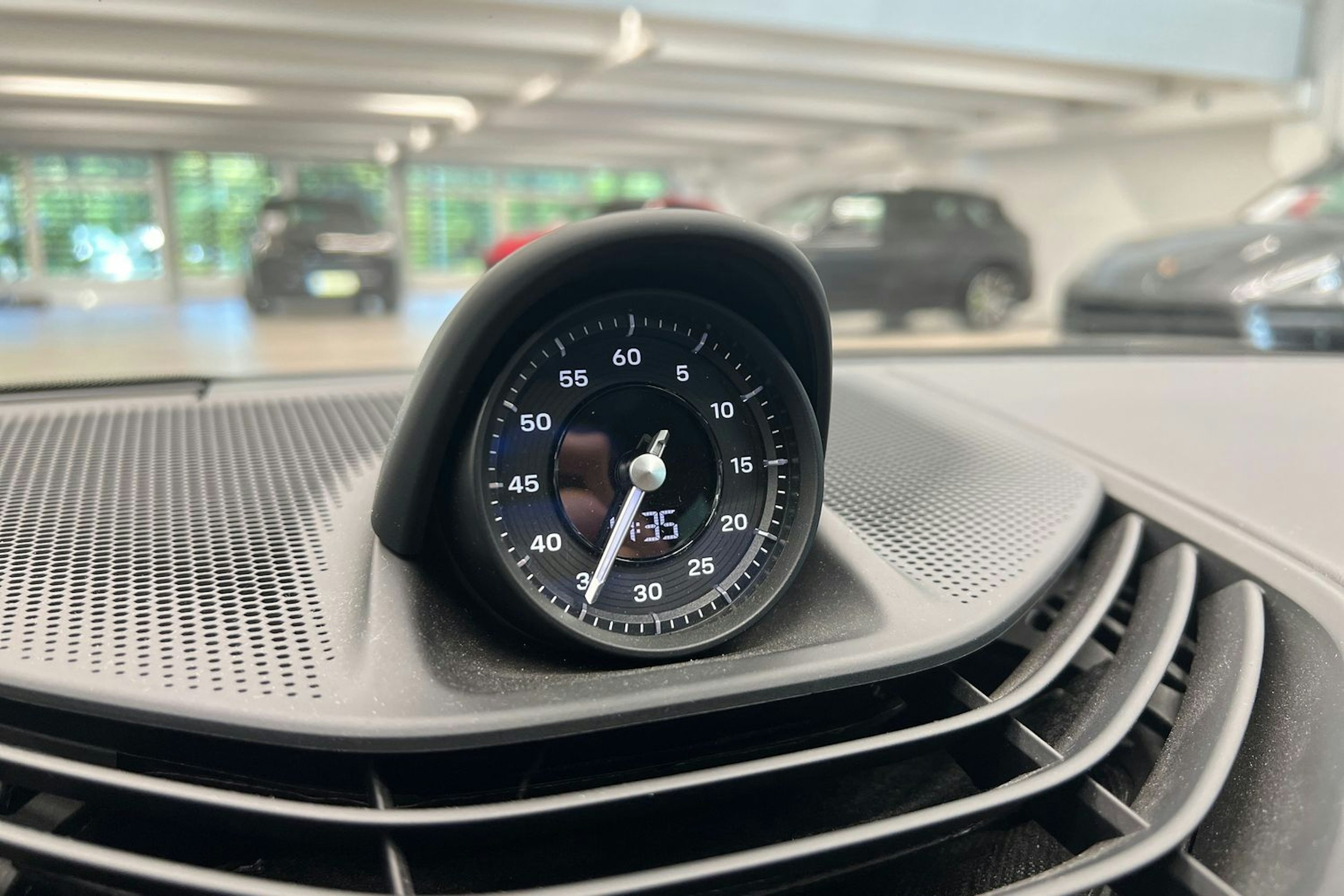 musta Porsche Taycan 2021 kuva 12.