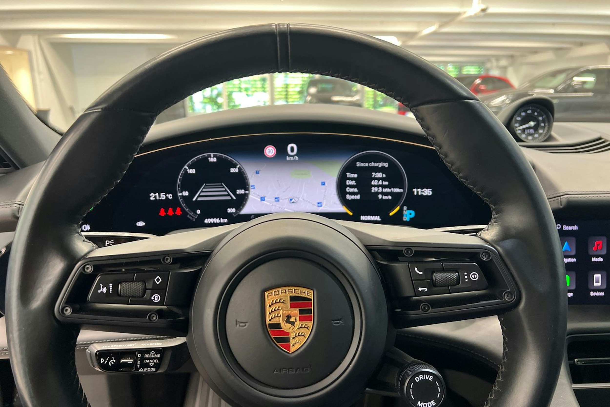 musta Porsche Taycan 2021 kuva 13.