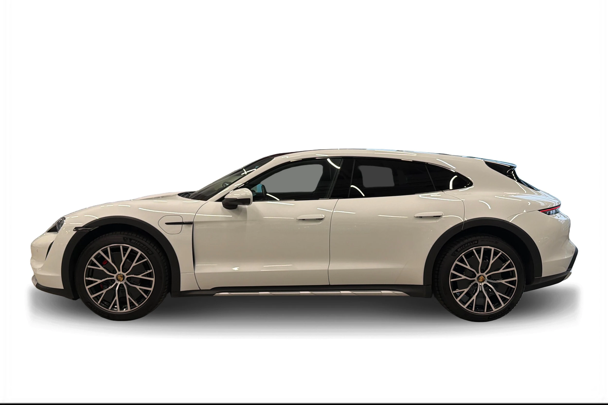 valkoinen Porsche Taycan 2022 kuva 5.