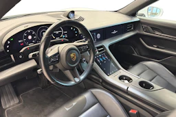 valkoinen Porsche Taycan 2022 kuva 6.