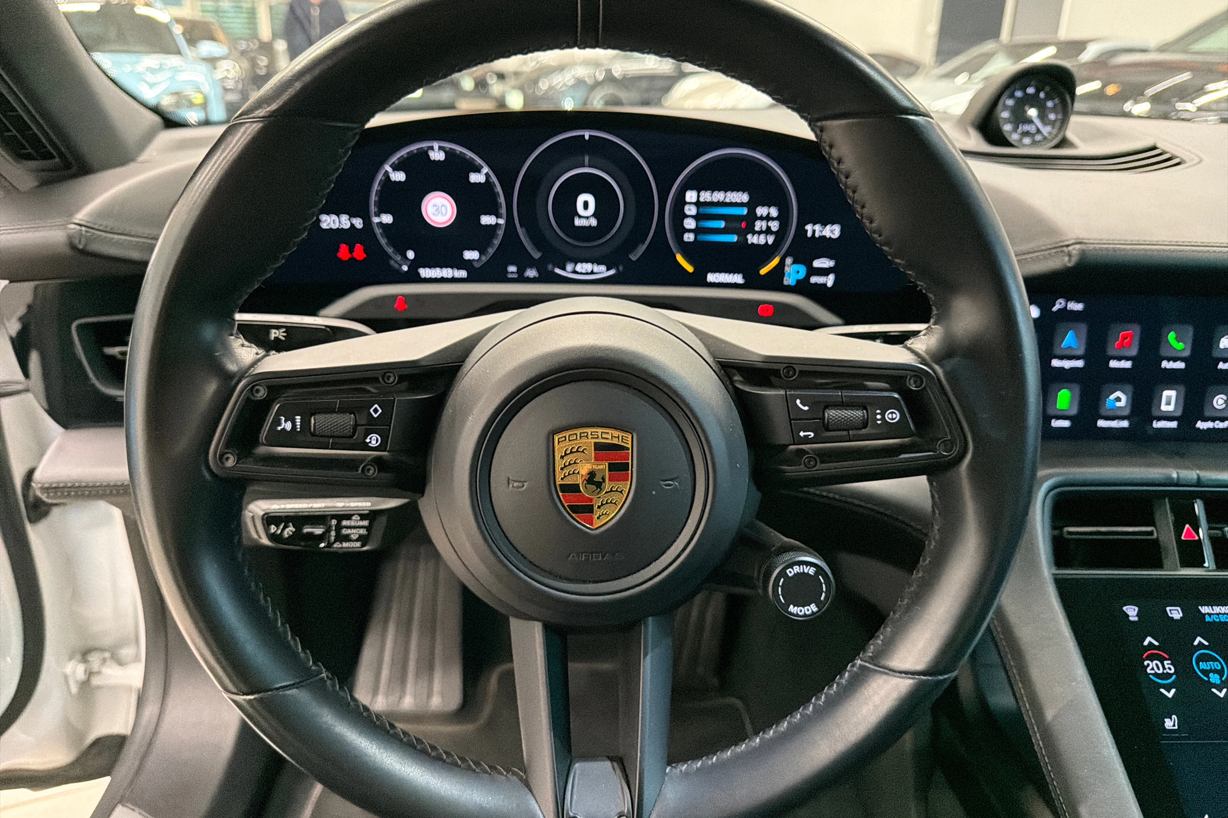 valkoinen Porsche Taycan 2022 kuva 14.