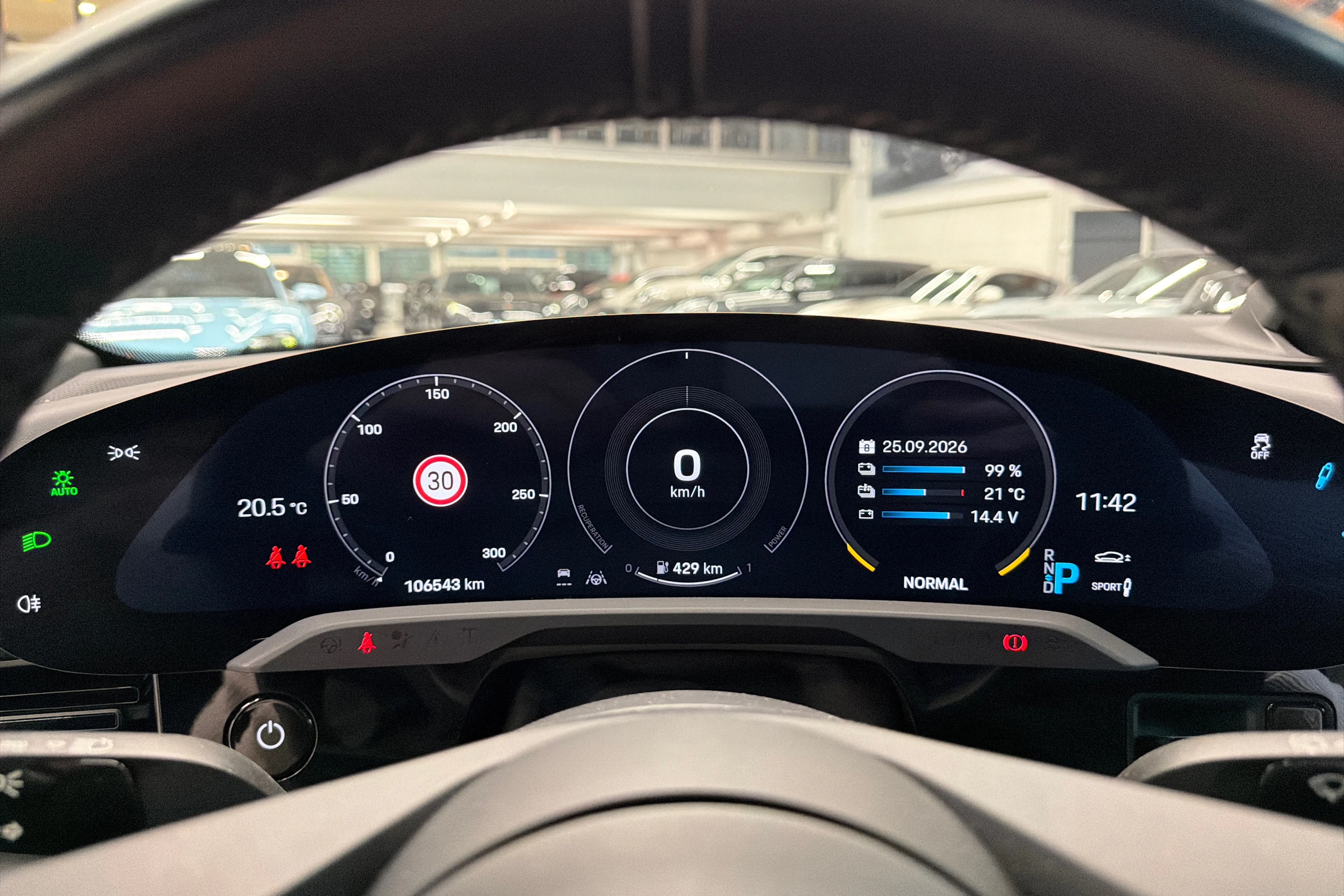 valkoinen Porsche Taycan 2022 kuva 15.
