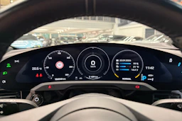 valkoinen Porsche Taycan 2022 kuva 15.