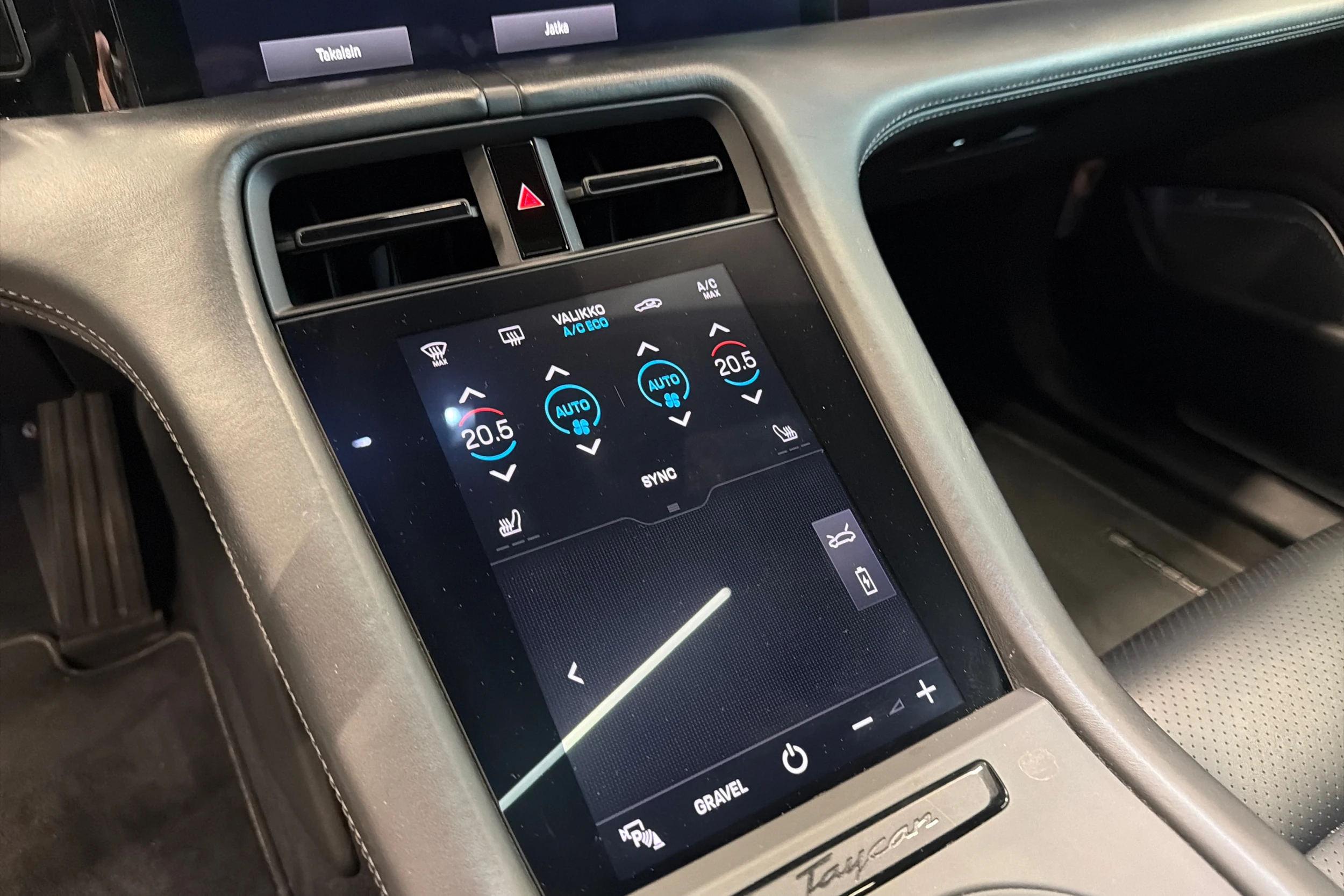 valkoinen Porsche Taycan 2022 kuva 16.