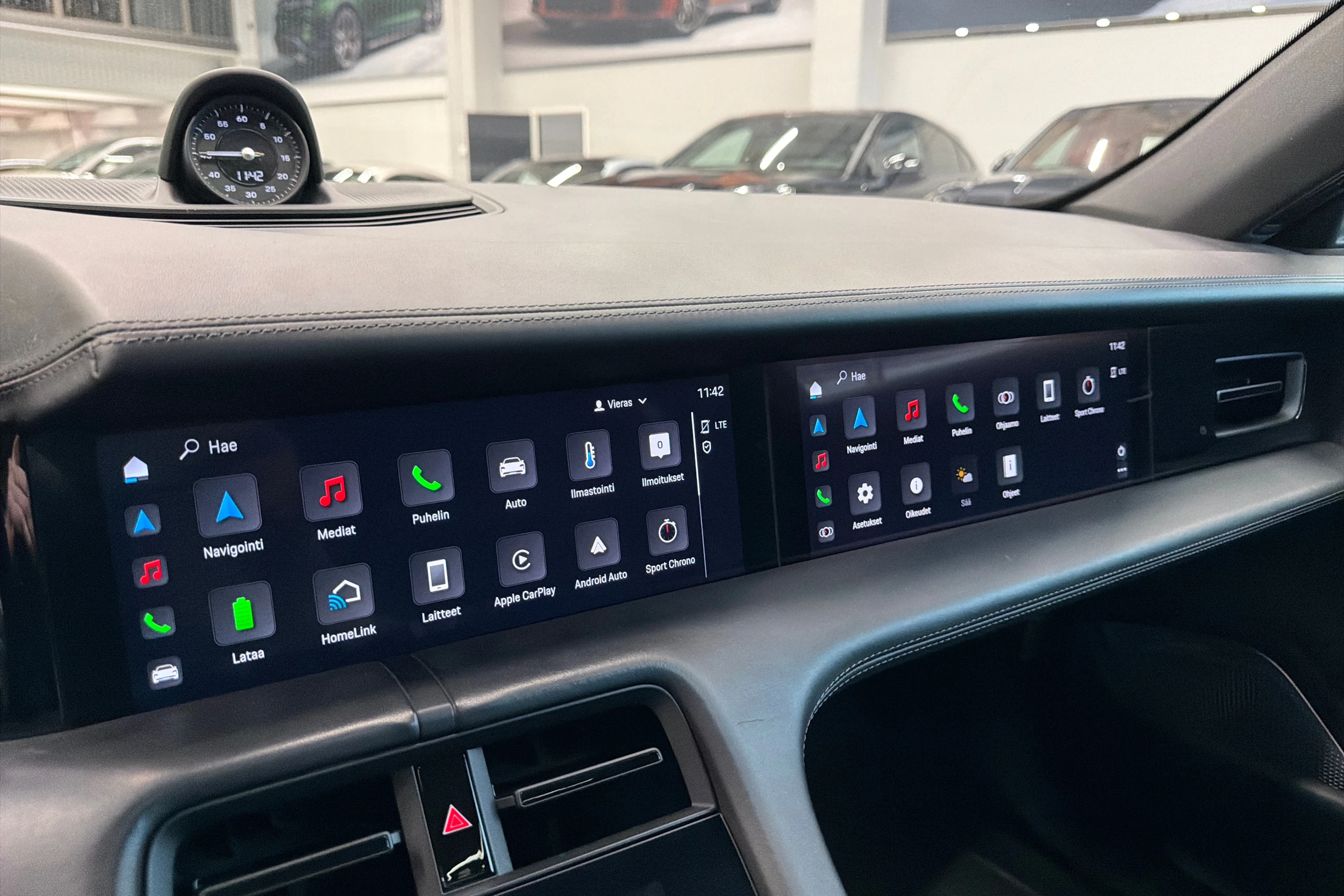 valkoinen Porsche Taycan 2022 kuva 17.