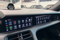 valkoinen Porsche Taycan 2022 kuva 17.