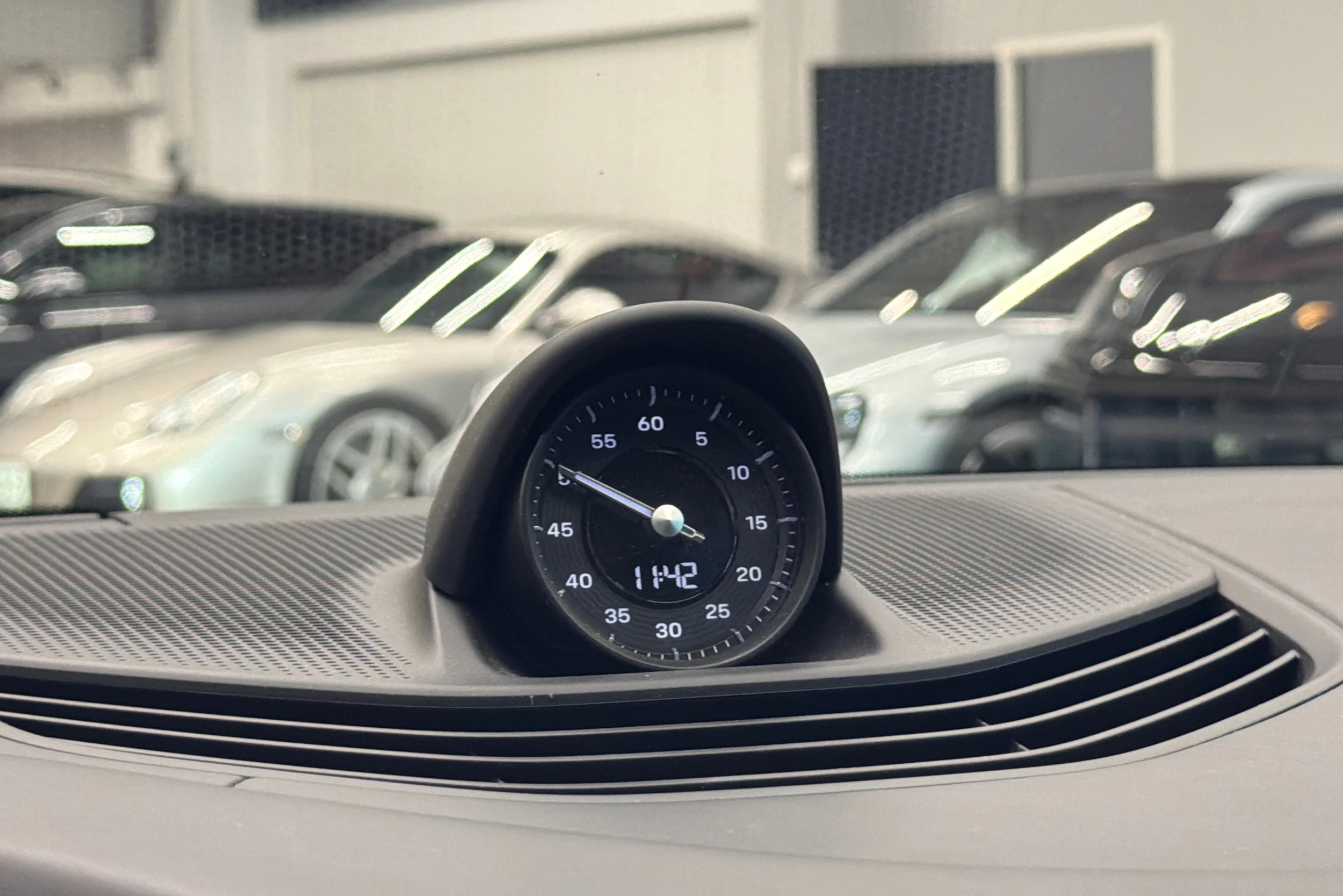 valkoinen Porsche Taycan 2022 kuva 18.