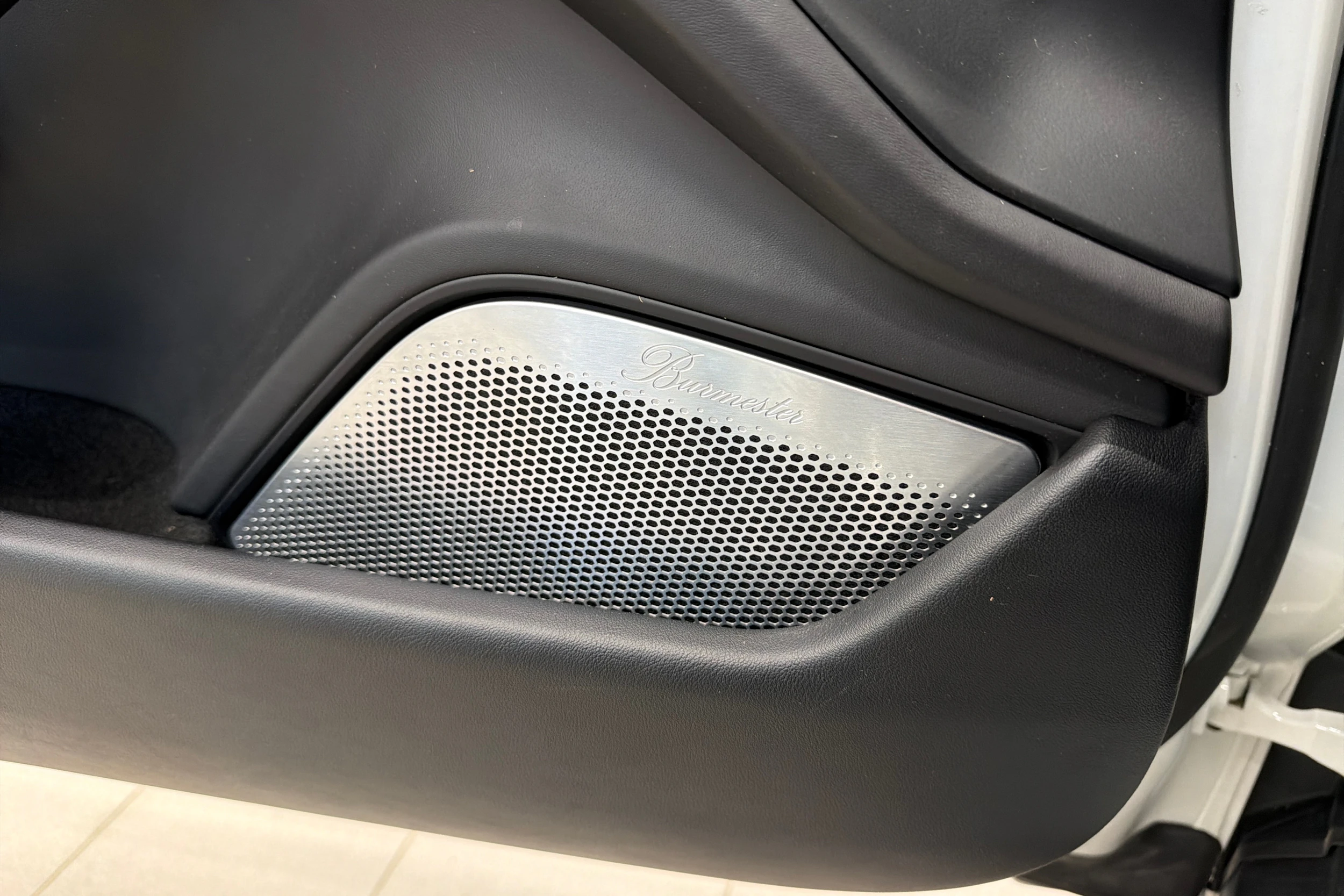 valkoinen Porsche Taycan 2022 kuva 22.