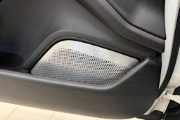 valkoinen Porsche Taycan 2022 kuva 22.