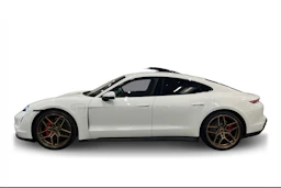 valkoinen Porsche Taycan 2021 kuva 5.