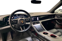 valkoinen Porsche Taycan 2021 kuva 6.
