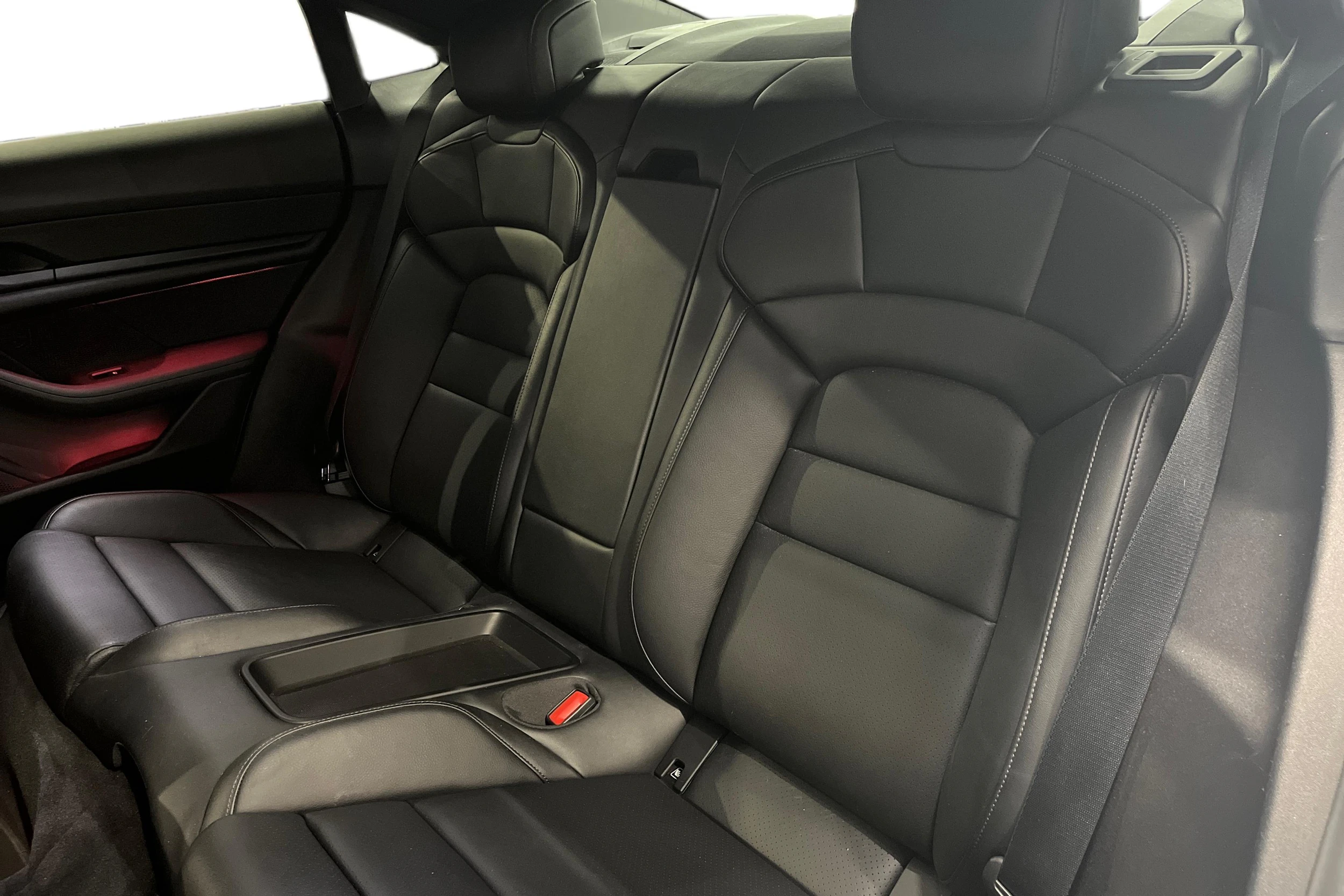 valkoinen Porsche Taycan 2021 kuva 8.