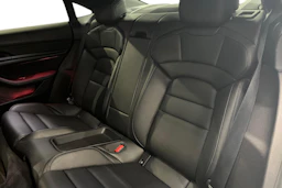 valkoinen Porsche Taycan 2021 kuva 8.