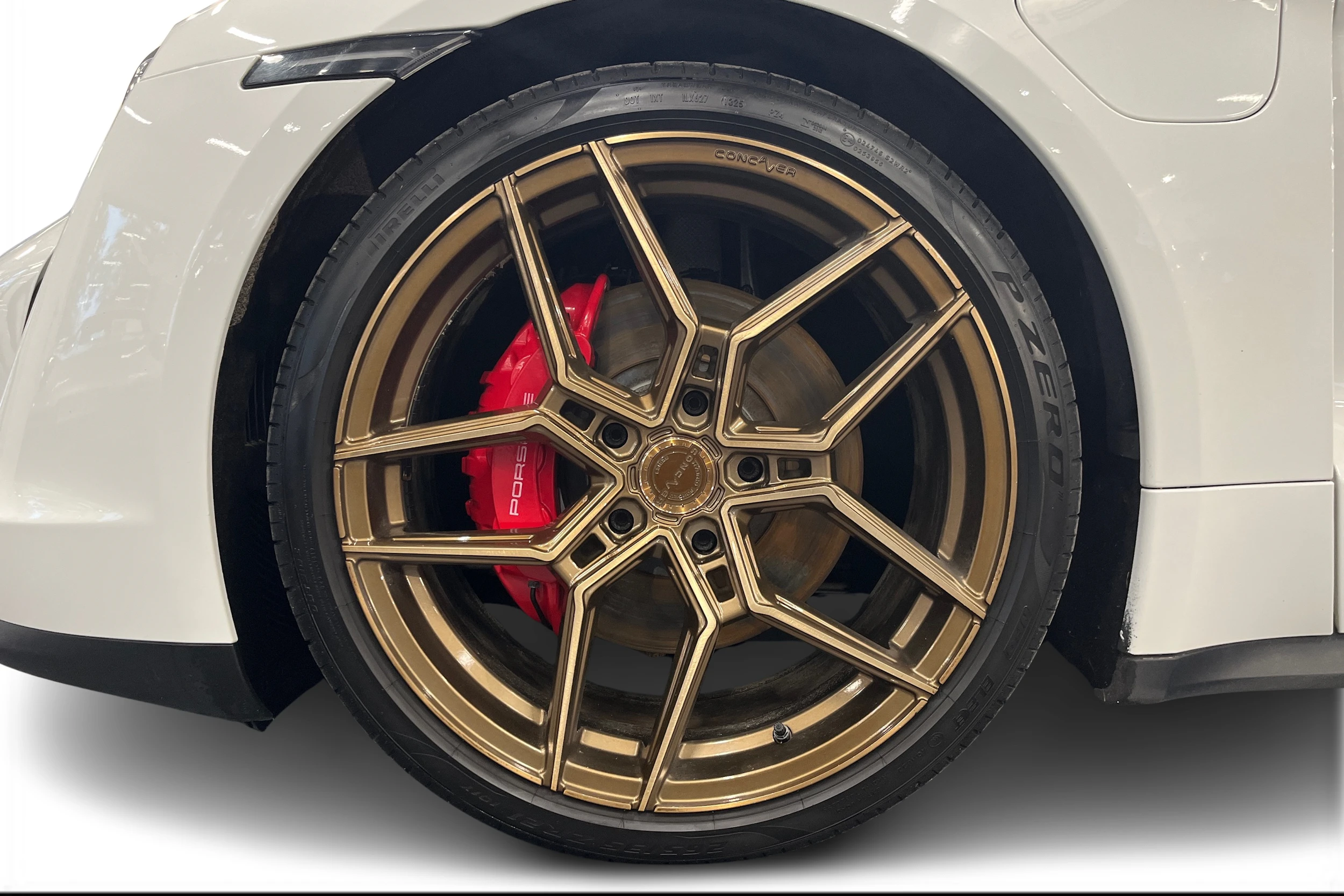 valkoinen Porsche Taycan 2021 kuva 9.