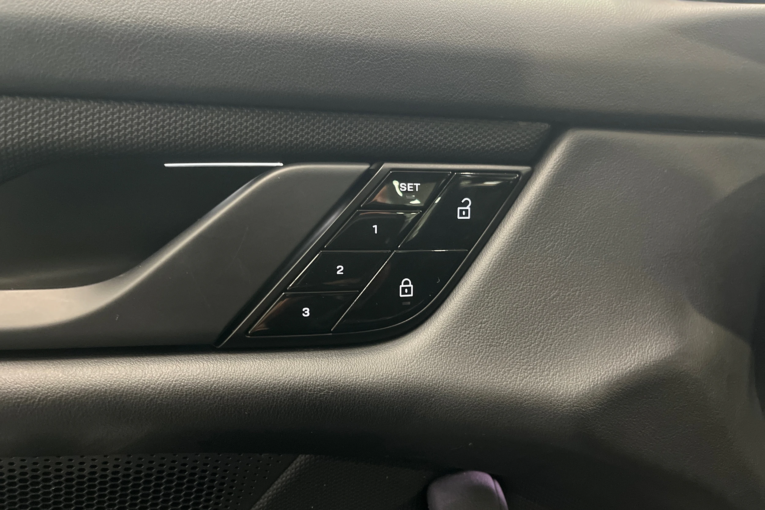 valkoinen Porsche Taycan 2021 kuva 12.