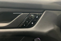 valkoinen Porsche Taycan 2021 kuva 12.