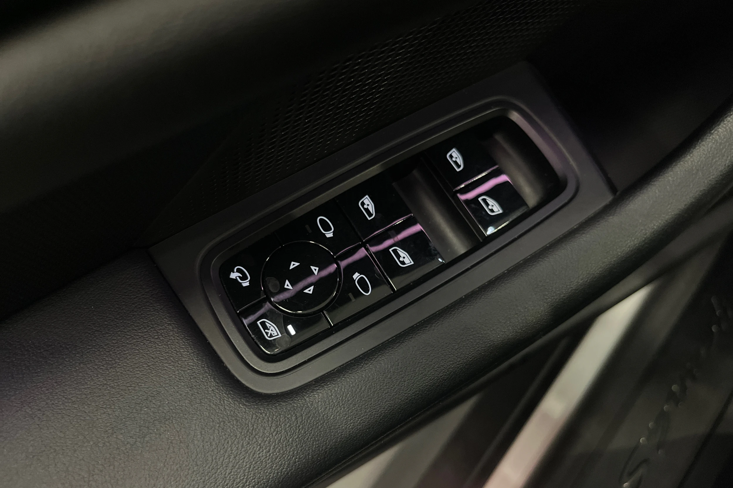 valkoinen Porsche Taycan 2021 kuva 13.