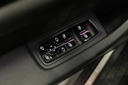 valkoinen Porsche Taycan 2021 kuva 13.
