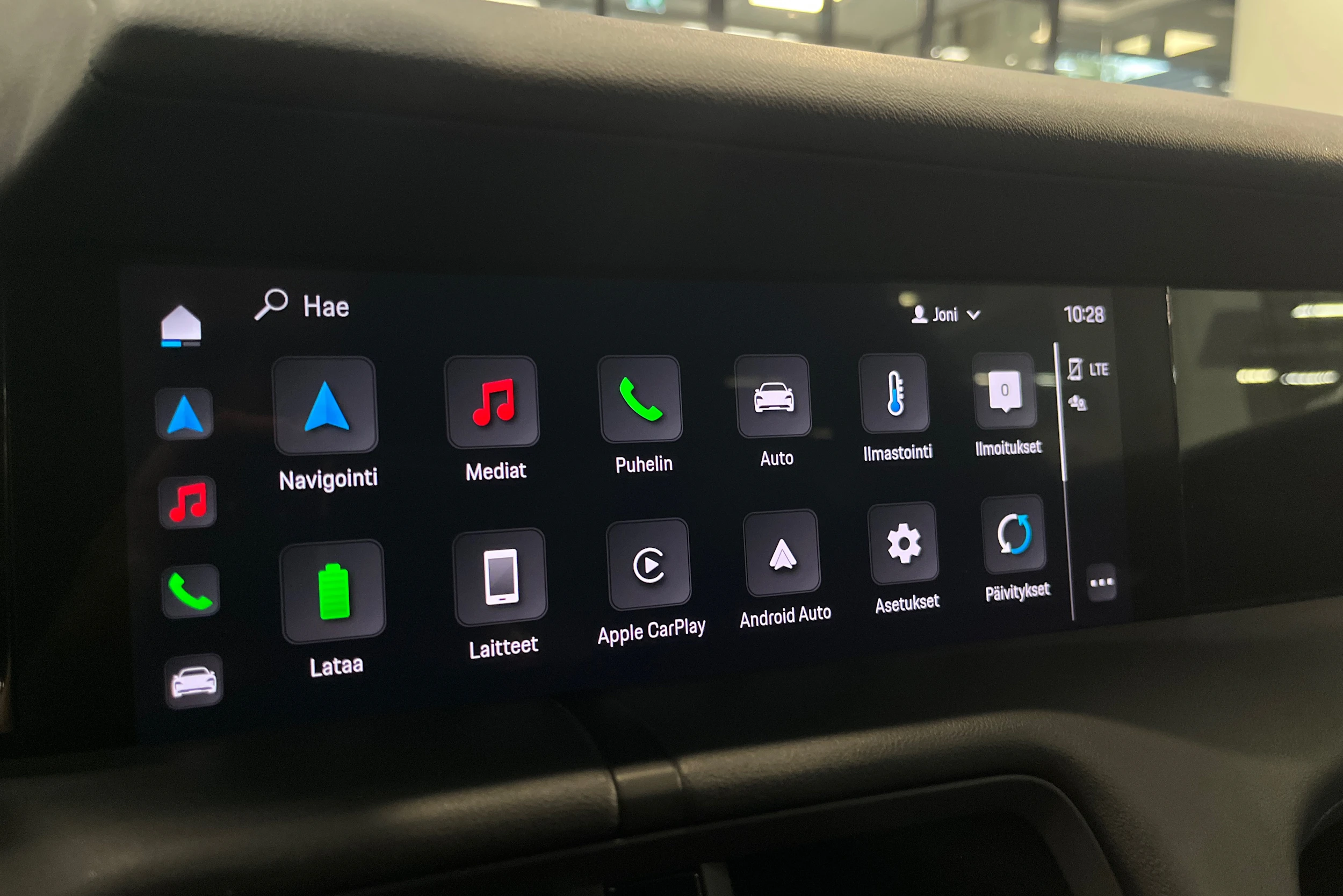 valkoinen Porsche Taycan 2021 kuva 16.
